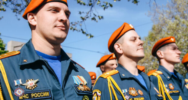Спасатели,-кадеты-и-ветераны-МЧС-России-приняли-участие-в-Параде-Победы-в-Севастополе
