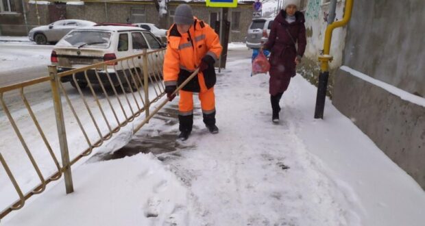 В-уборке-снега-и-противогололедной-обработке-улиц-Симферополя-задействовано-450-человек