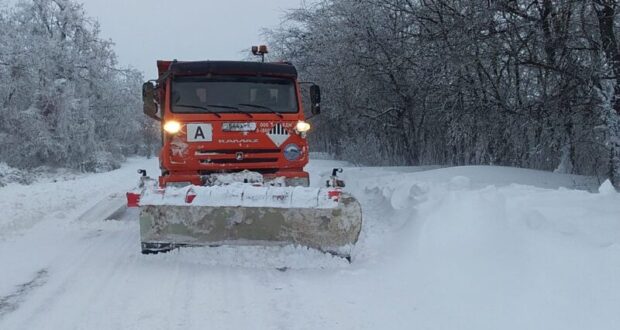 В-Крыму-из-за-обильного-снега-остаются-закрытыми-две-дороги