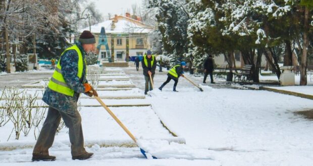 В-Симферополе-из-за-снега-и-гололедицы-городские-службы-работают-в-усиленном-режиме