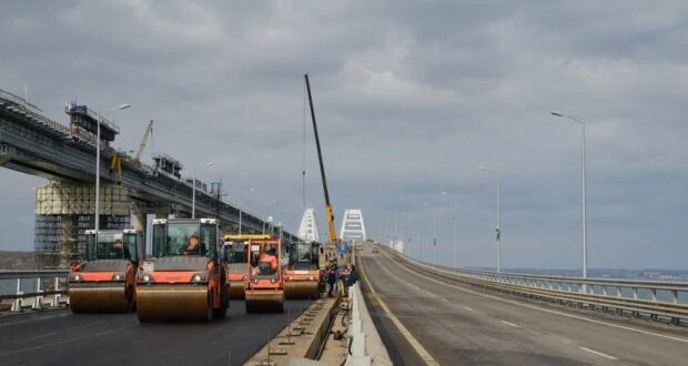 На-левой-стороне-автомобильной-части-Крымского-моста-начали-укладку-асфальтобетона