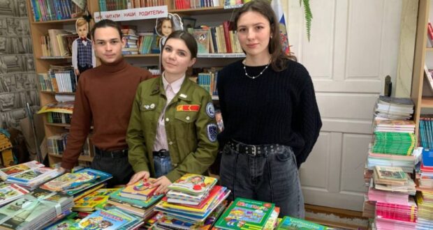 Крымские-студенты-собрали-1500-детских-книг-и-передали-их-в-детские-дома
