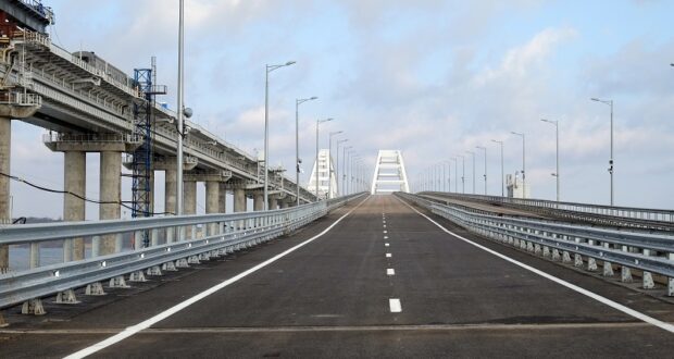 Движение-автомобилей-по-Крымскому-мосту-открыто-по-всем-четырем-полосам