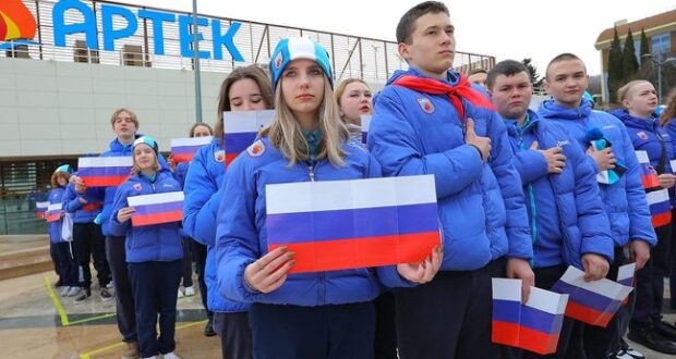 В-дни-празднования-«Крымской-весны»-артековцы-создали-надпись-«Россия-–-Крым-–-Артек»- 
