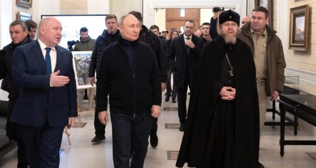 Владимир-Путин-осмотрел-новую-детскую-школу-искусств-в-Севастополе