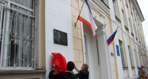 В-Керчи-открыли-мемориальную-доску-Руслану-Умерову-–-земляку,-патриоту,-герою-СВО- 