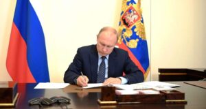 Президент-РФ-присвоил-командующему-Черноморским-флотом-Виктору-Соколову-звание-адмирала