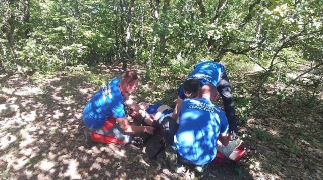 Севастопольские спасатели проводят учебно-тренировочные сборы на горной местности