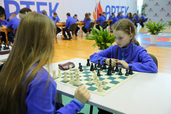 Сергей Карякин дал старт программе «Шахматная Лига в «Артеке» для детей из ДНР