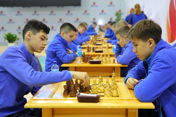 Сергей Карякин дал старт программе «Шахматная Лига в «Артеке» для детей из ДНР