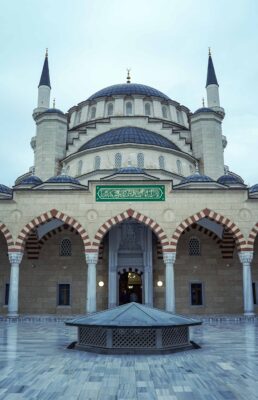 Муфтий Крыма провел первый намаз в Соборной мечети