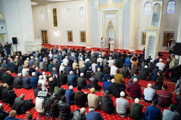 Муфтий Крыма провел первый намаз в Соборной мечети