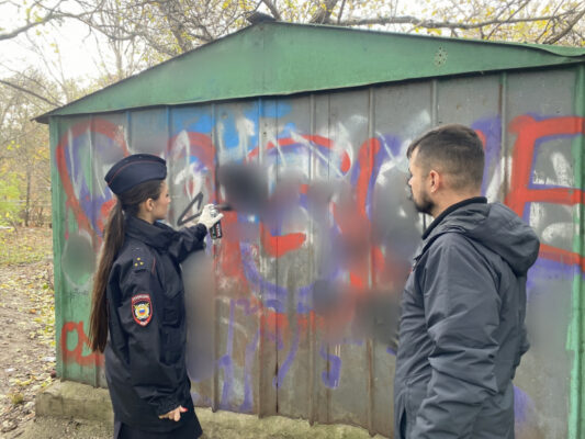 Полицейские Симферополя с общественниками разбирались с наркорекламой на улицах города