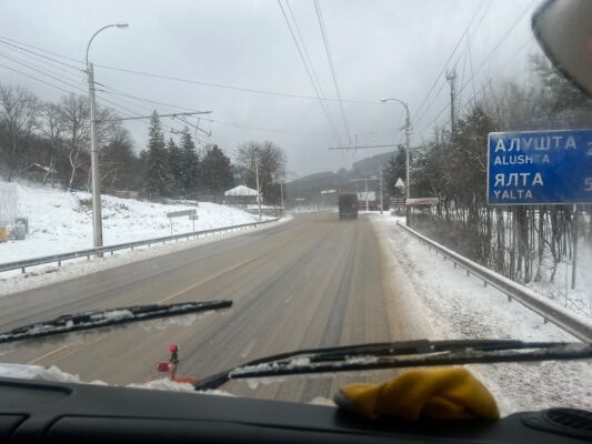 Пятничный снегопад в Крыму: дорога на Ай-Петри закрыта, проезд через перевалы – свободный