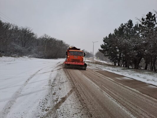Пятничный снегопад в Крыму: дорога на Ай-Петри закрыта, проезд через перевалы – свободный