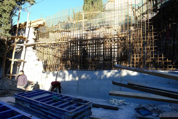 Центр Алупки приводят в порядок: ремонт подпорной стены, озеленение, уборка… и не только