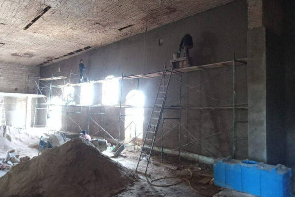 В Кировском районе Крыма продолжается капитальный ремонт Ореховского сельского клуба