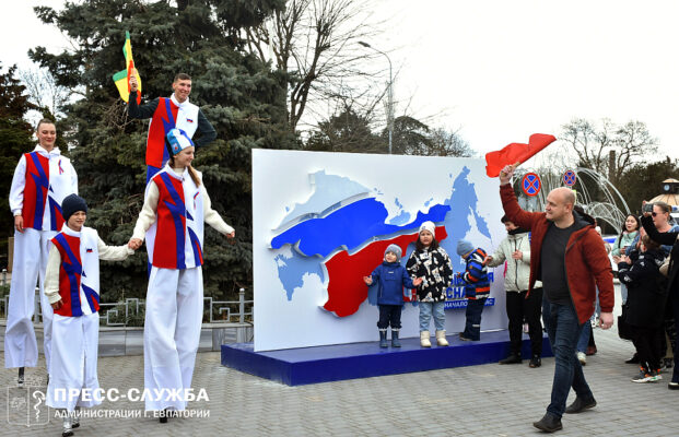 В Евпатории ходулисты установили рекорд России. Посвятили - 10-летию Крымской весны
