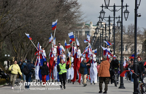 В Евпатории ходулисты установили рекорд России. Посвятили - 10-летию Крымской весны