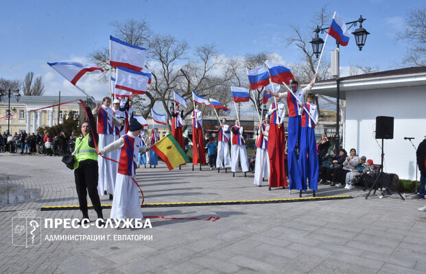 В Евпатории ходулисты установили рекорд России. Посвятили - 10-летию Крымской весны