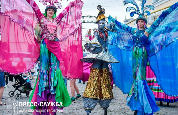 В Евпатории ходулисты установили рекорд России. Посвятили - 10-летию Крымской весны