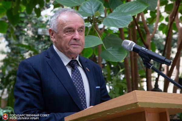 Ефим Фикс вручил именные стипендии Государственного Совета Республики Крым