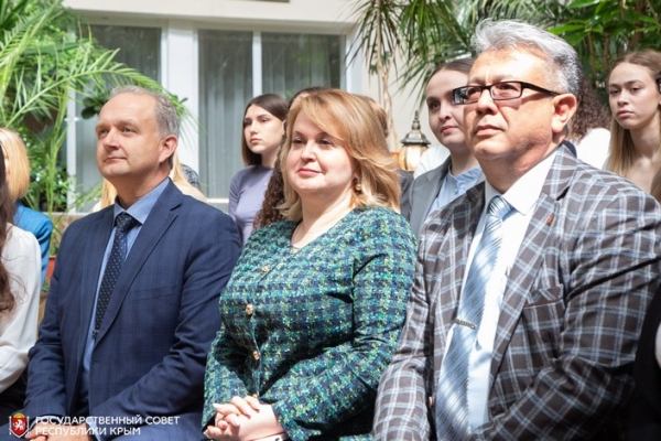 Ефим Фикс вручил именные стипендии Государственного Совета Республики Крым