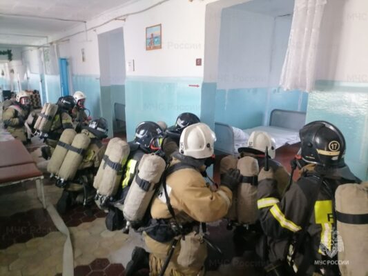 Крымские спасатели отработали тушение пожара в Керченском психоневрологическом диспансере
