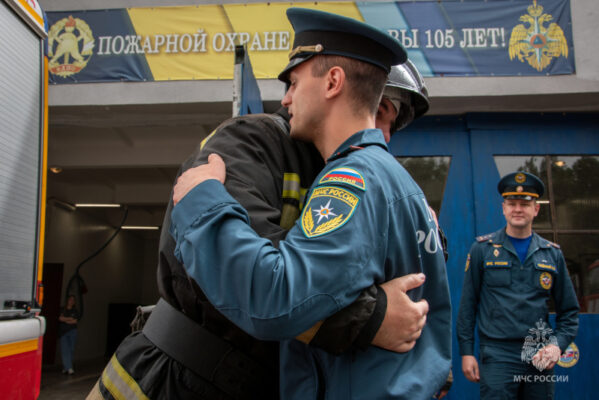 Окатили водой, оглушили аплодисментами… Как провожают на пенсию огнеборцев в Севастополе