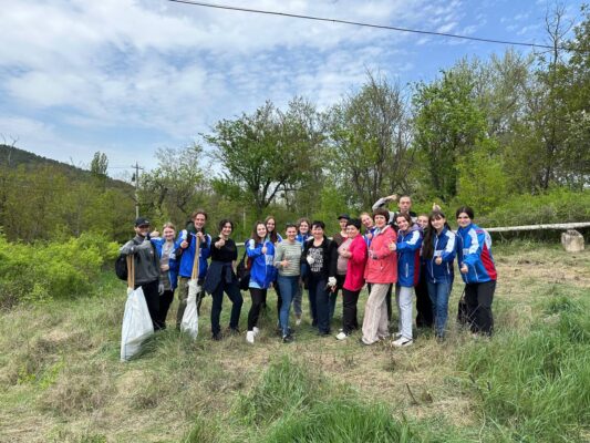 Student teams of Crimea held a cleanup day at a boarding school