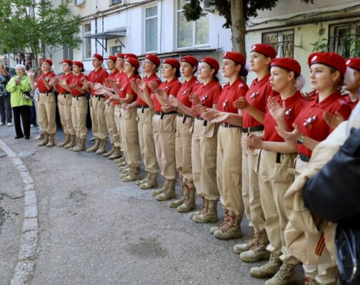 В Севастополе - в преддверии Дня Победы - для ветеранов проходят парады у дома
